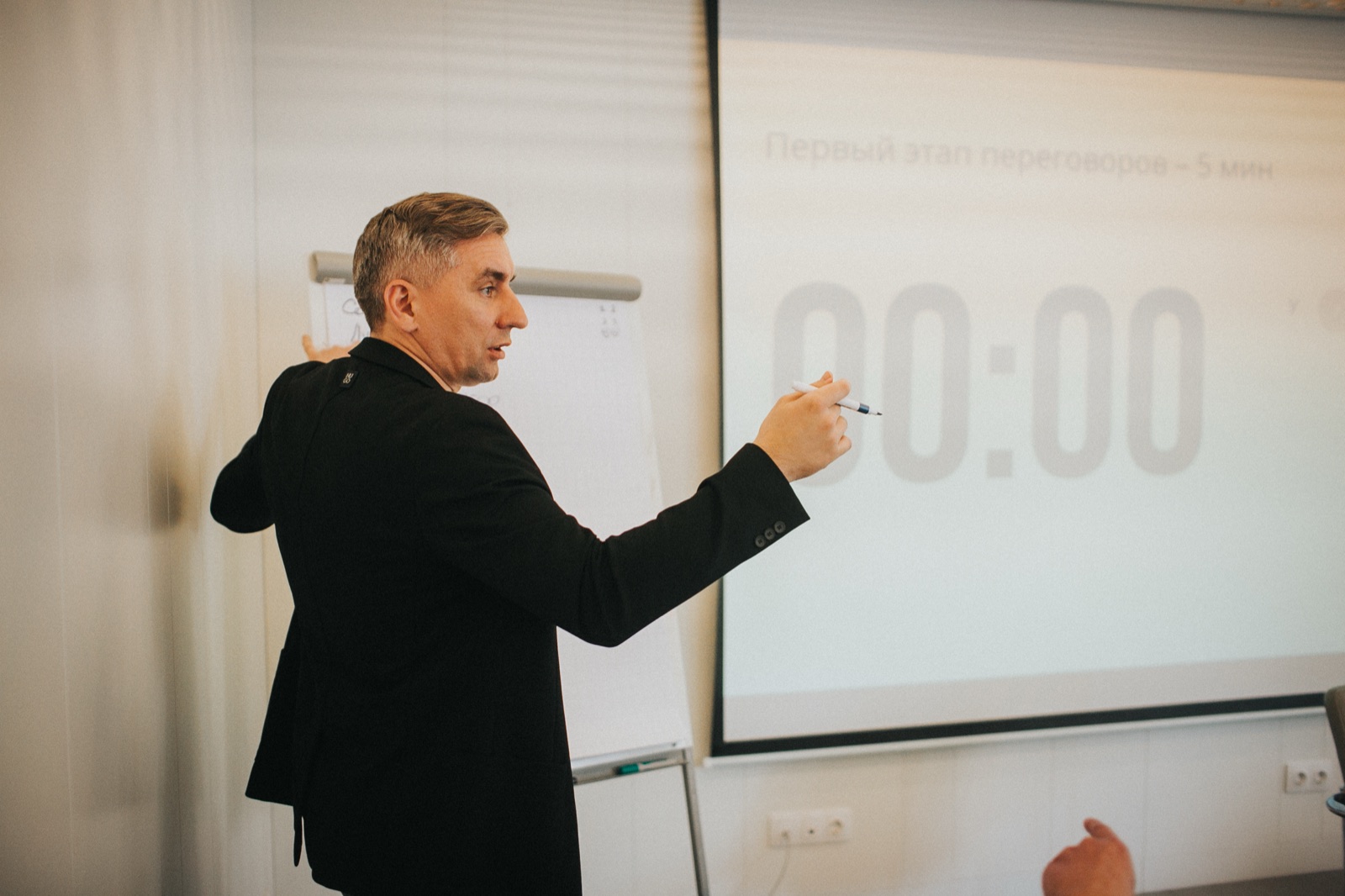 Виталий Супруненко ведёт этап переговоров, на экране таймер