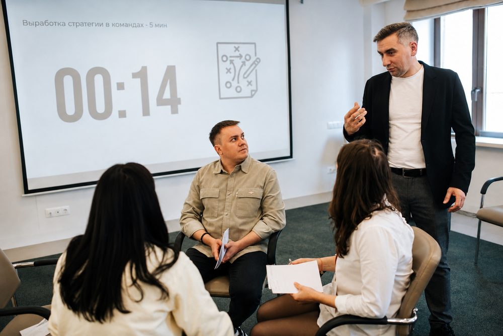 На экране таймер: у команд есть время на выработку стратегии